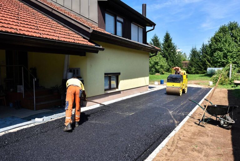 Укладка асфальта во дворе